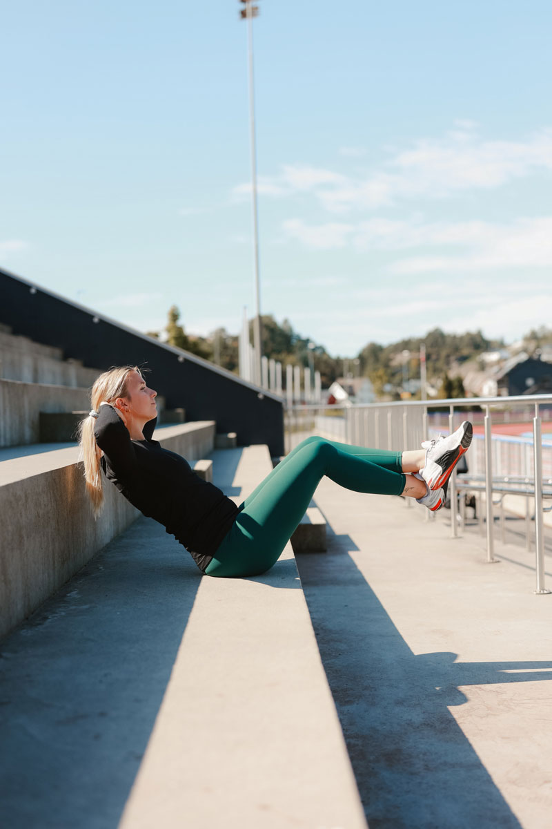 Treneren sitter ute mens han trener